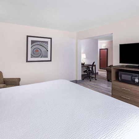 Ramada By Wyndham Hendersonville Zewnętrze zdjęcie