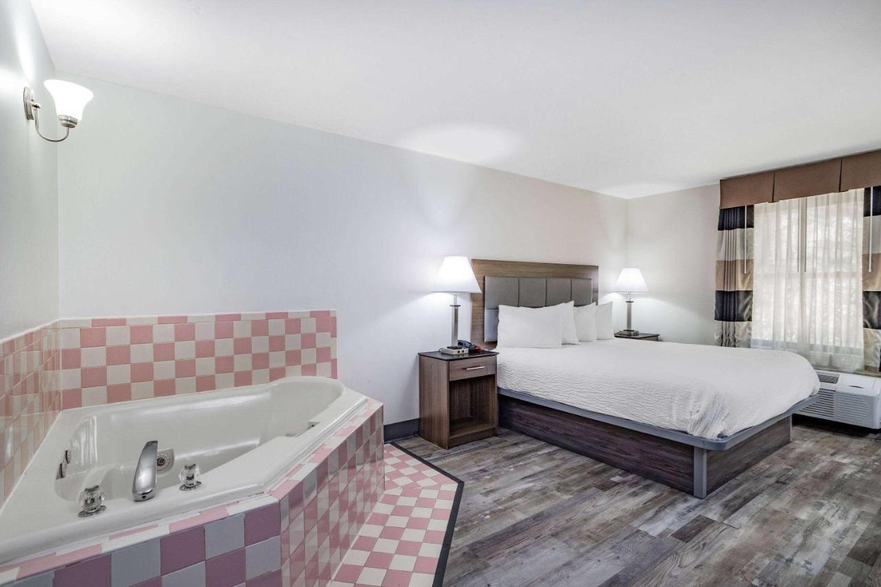 Ramada By Wyndham Hendersonville Zewnętrze zdjęcie