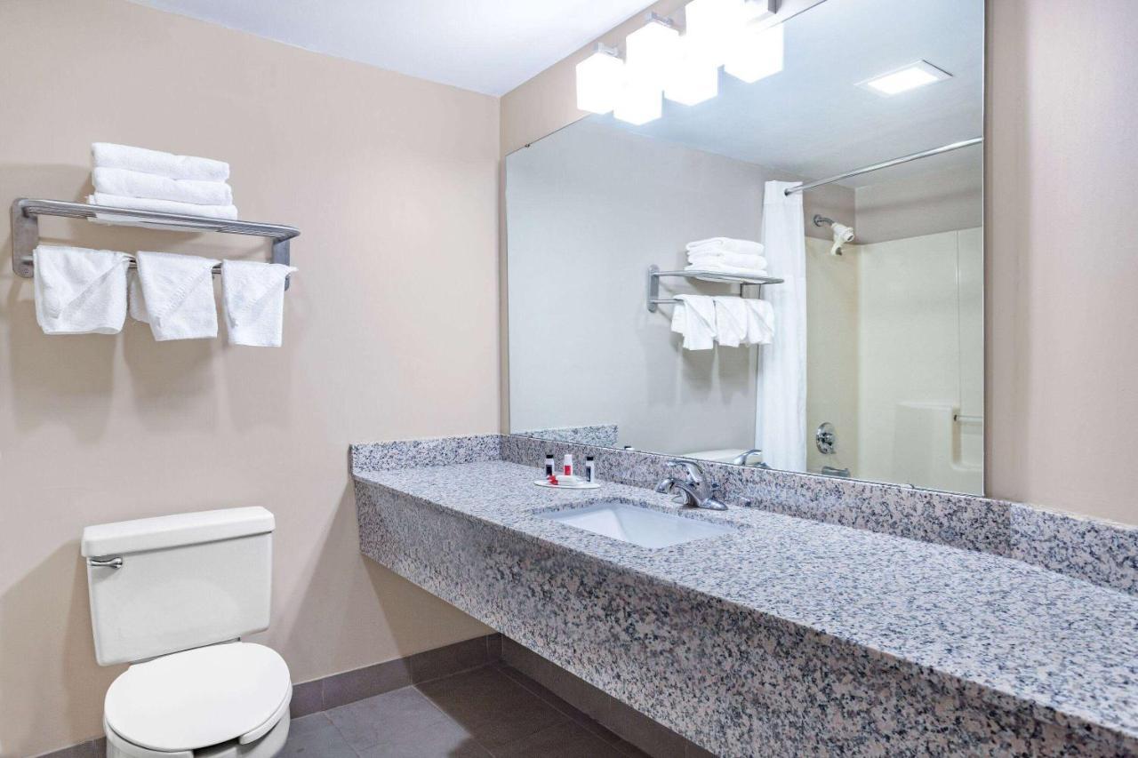 Ramada By Wyndham Hendersonville Zewnętrze zdjęcie