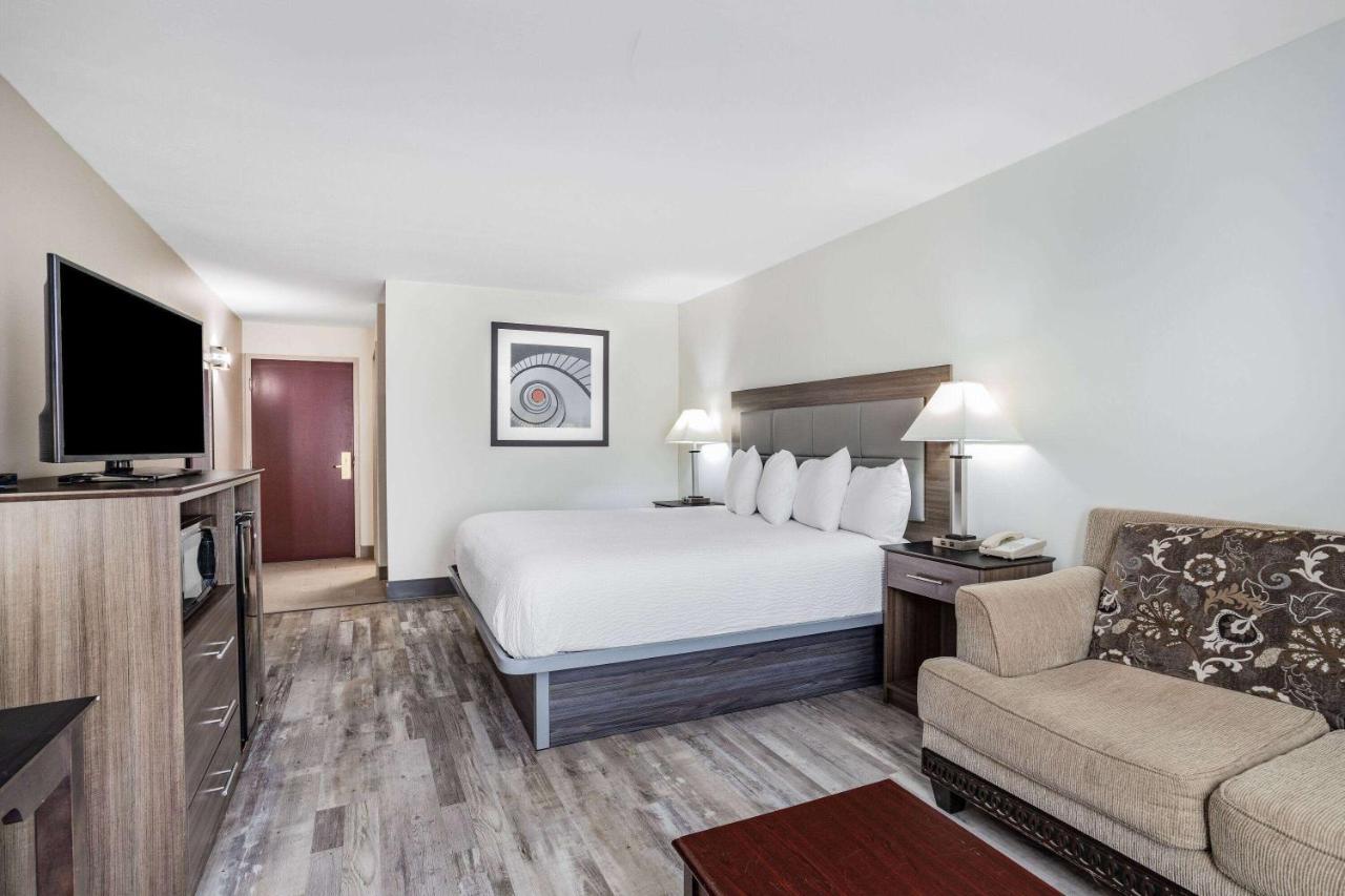 Ramada By Wyndham Hendersonville Zewnętrze zdjęcie