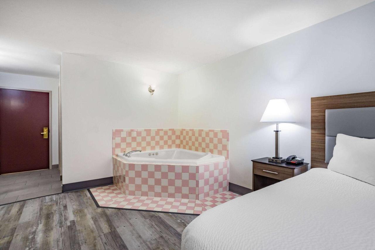 Ramada By Wyndham Hendersonville Zewnętrze zdjęcie